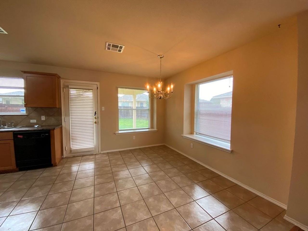 1005 Gentry Dr - Photo 5 of 23