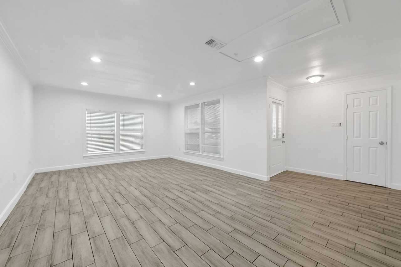 5409 Queens Ct - Photo 3 of 24