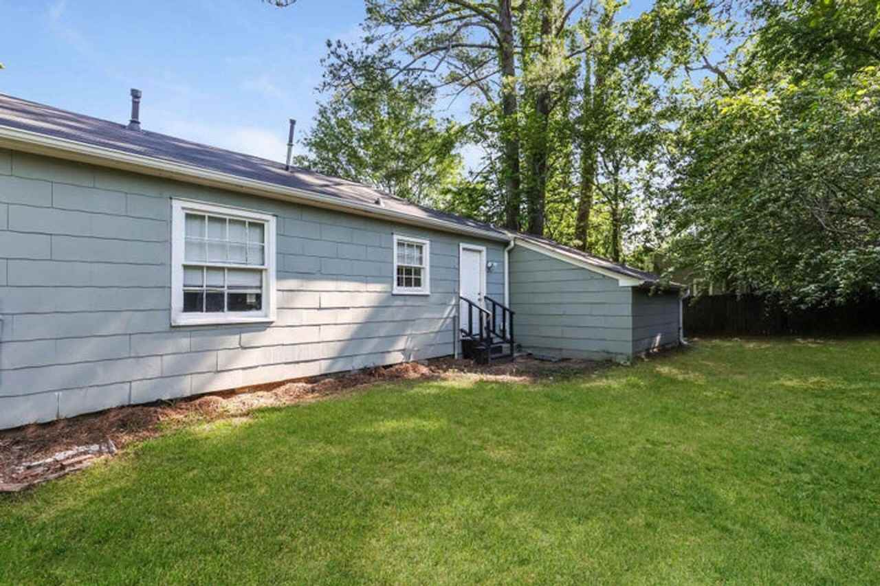 701 Cedarhurst Rd - Photo 3 of 16