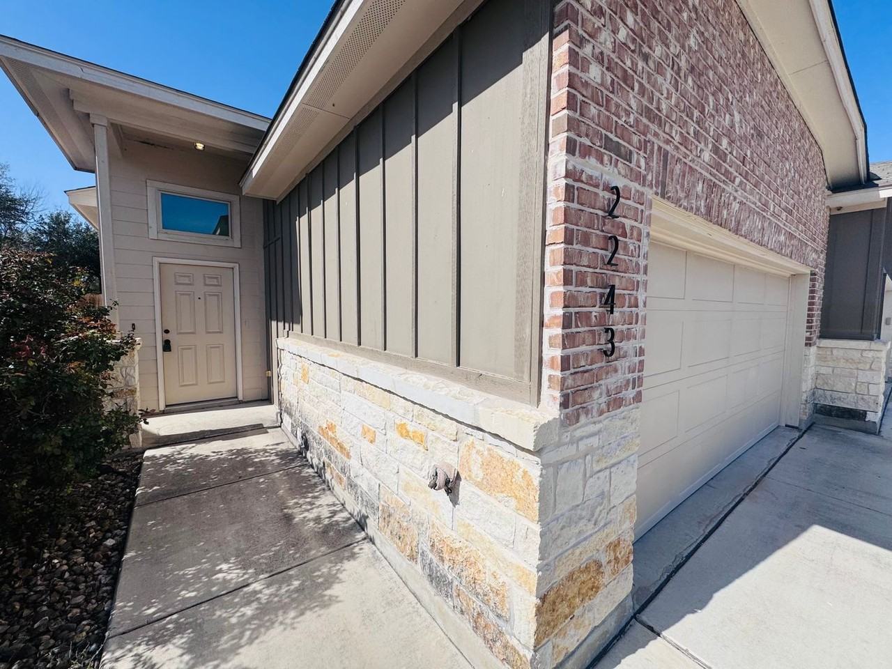 2243 Avery Vlg - Photo 3 of 23