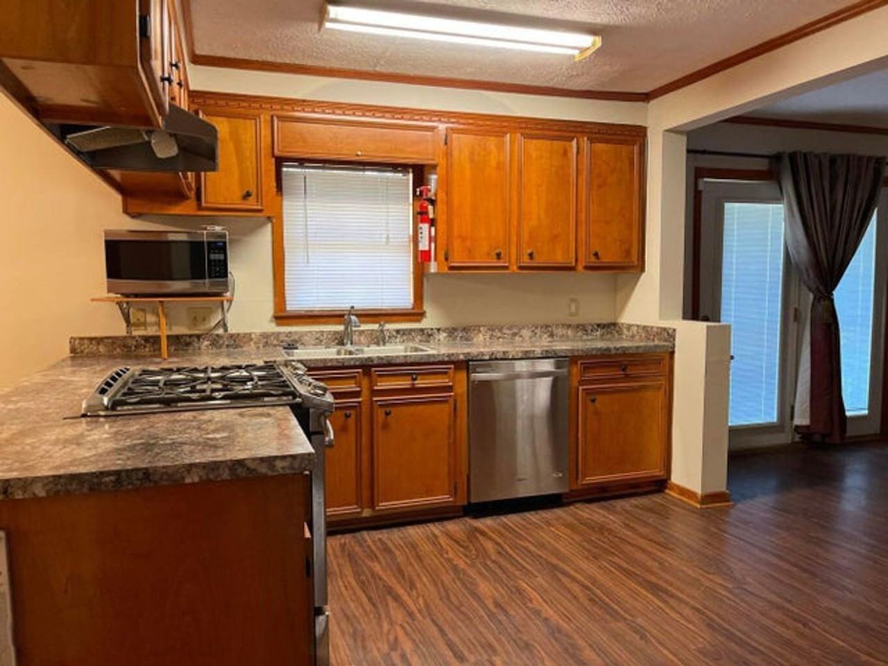 124 Clinton Cir - Photo 3 of 9