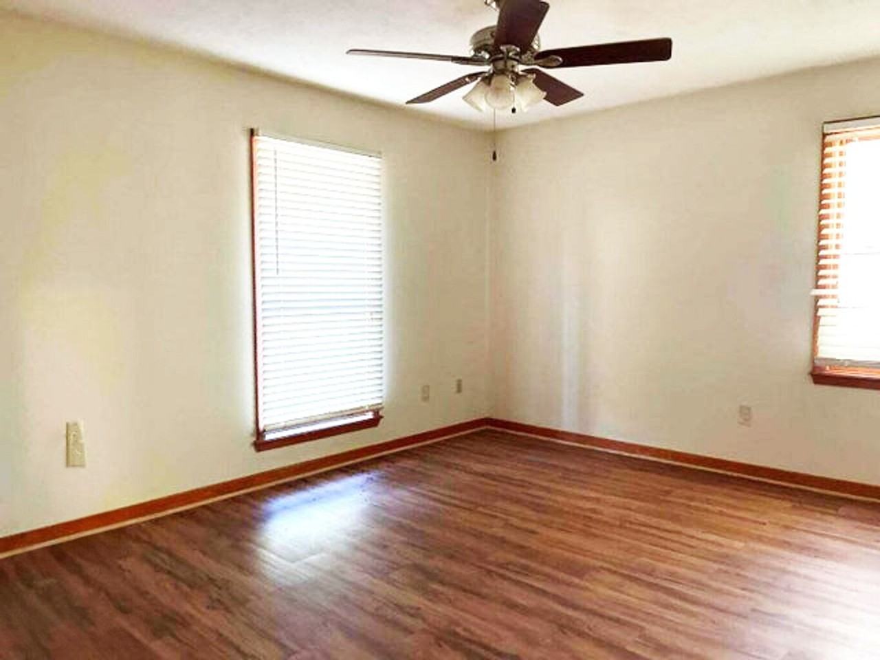 124 Clinton Cir - Photo 4 of 9