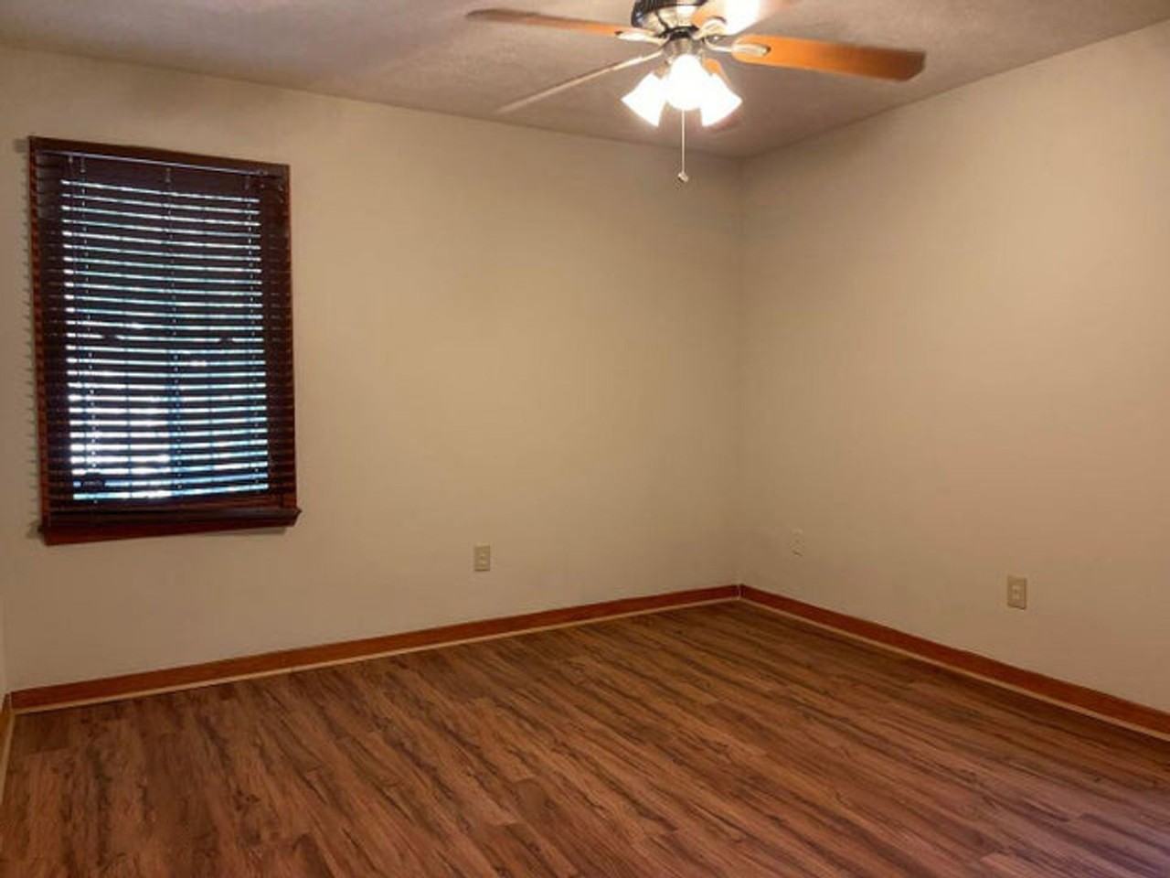 124 Clinton Cir - Photo 5 of 9