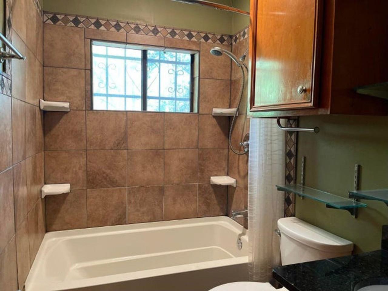 124 Clinton Cir - Photo 6 of 9