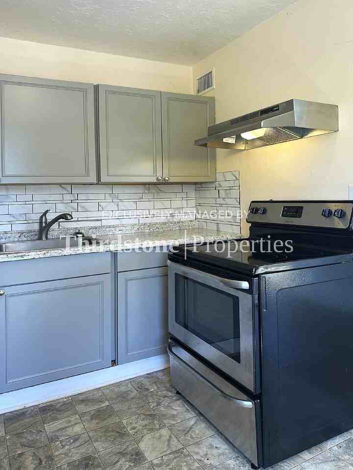 1431 West 18th Street - Photo 4 of 16