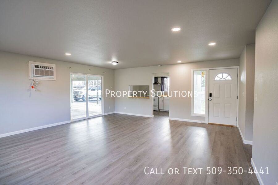 160 Carswell Drive - Photo 4 of 31