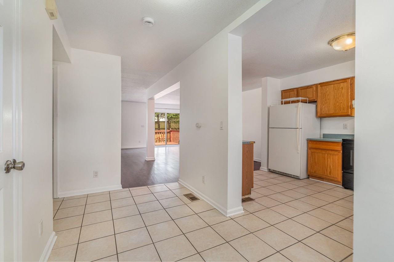 65 Johns Dr - Photo 4 of 28