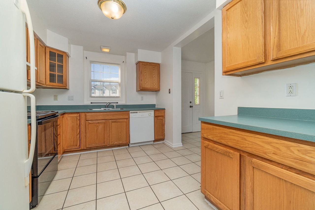 65 Johns Dr - Photo 7 of 28