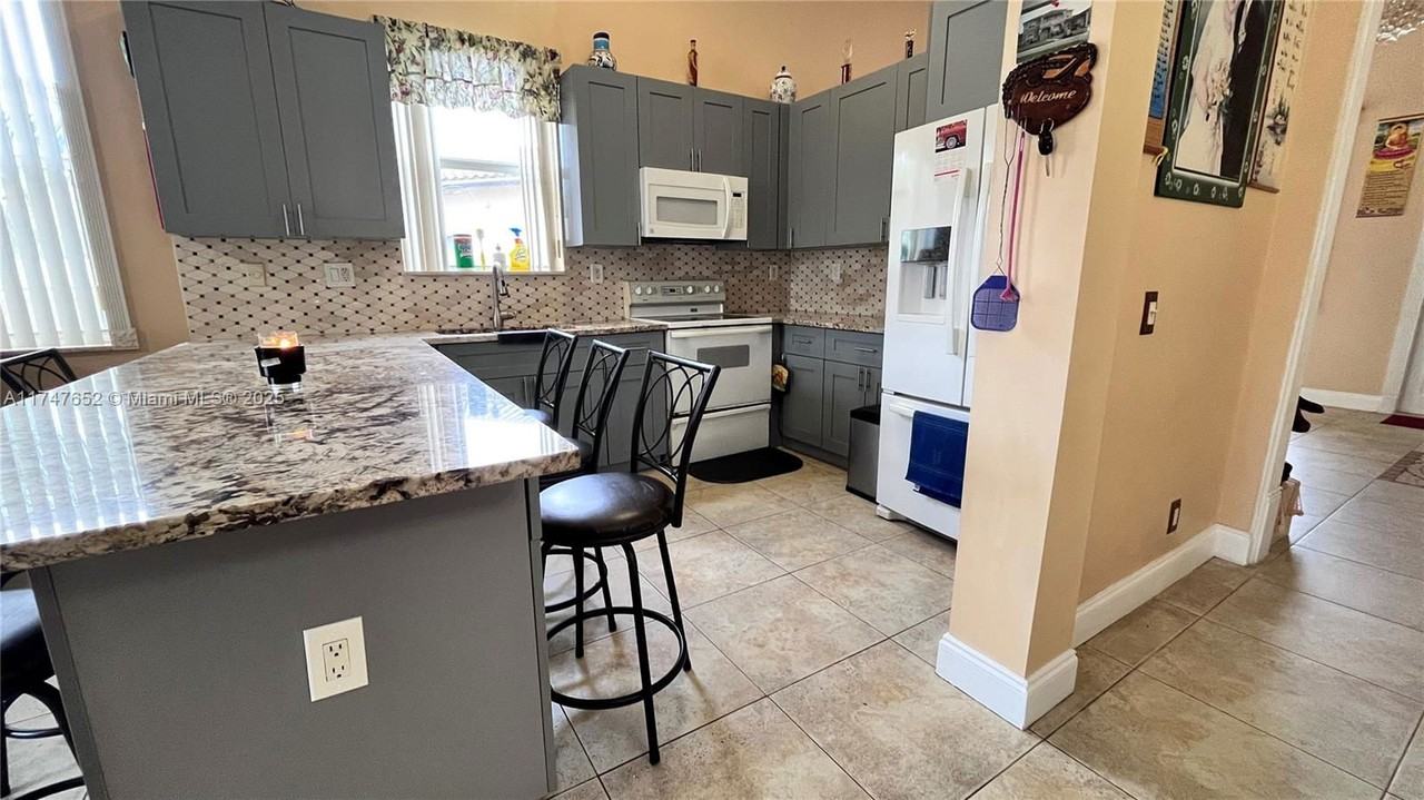 13296 Sw 54th Ct - Photo 3 of 8