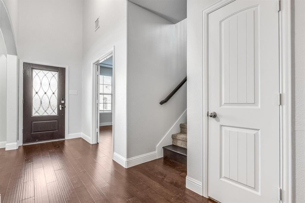 2057 Miramar Dr - Photo 2 of 26