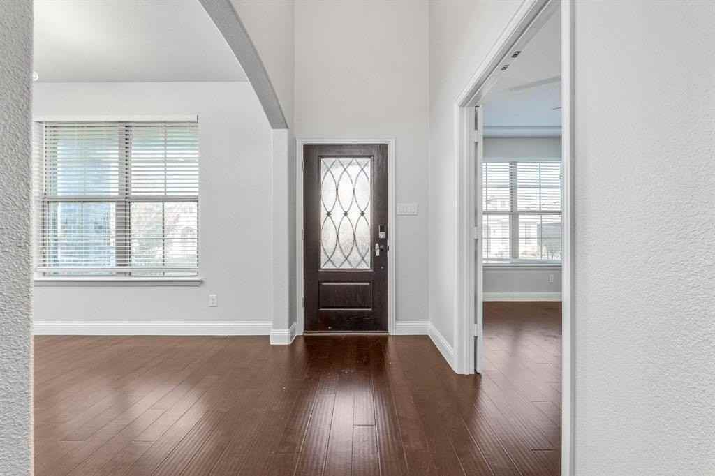 2057 Miramar Dr - Photo 3 of 26