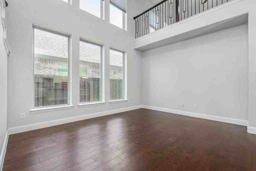 2057 Miramar Dr - Photo 5 of 26