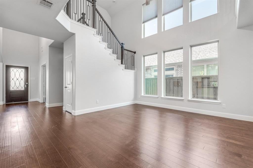 2057 Miramar Dr - Photo 6 of 26