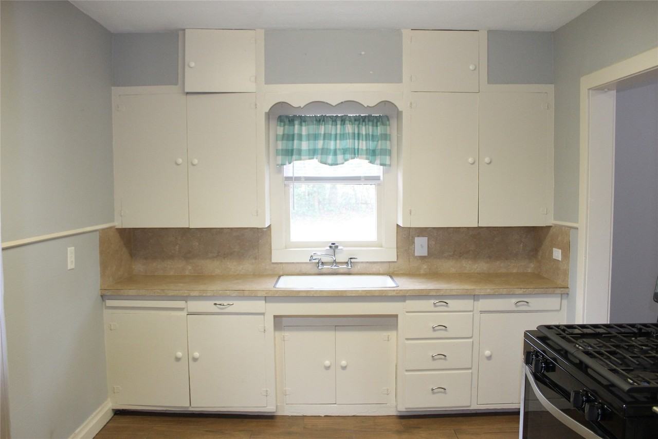 1104 S Jackson St - Photo 3 of 9