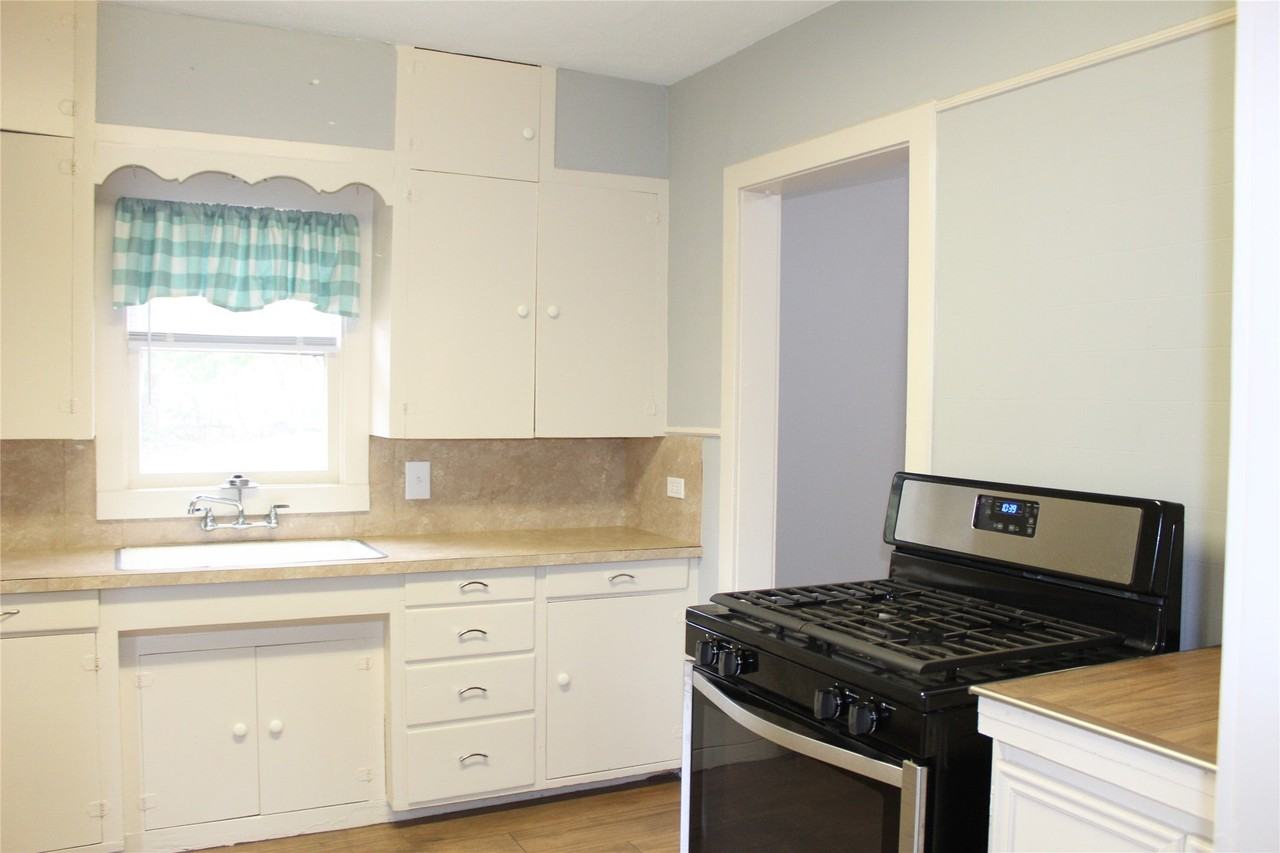 1104 S Jackson St - Photo 4 of 9