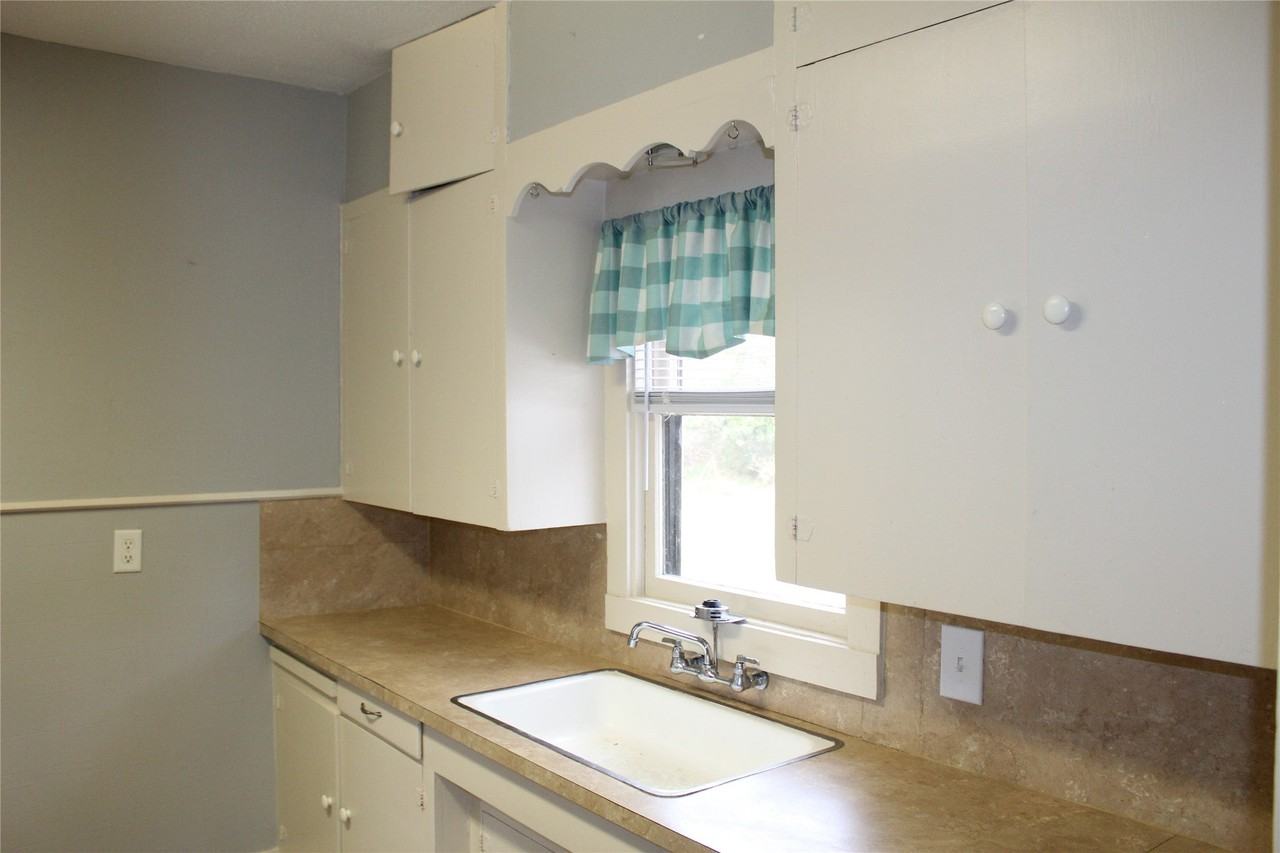 1104 S Jackson St - Photo 5 of 9