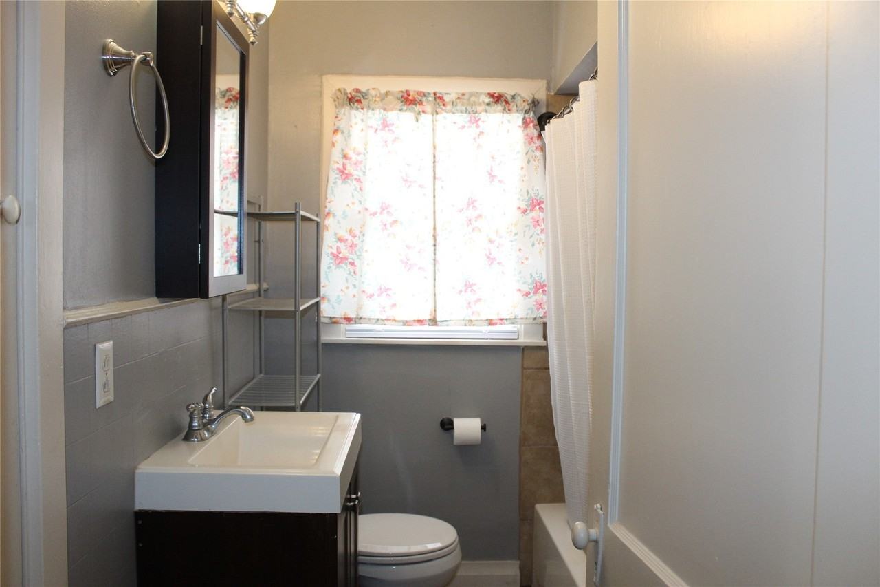 1104 S Jackson St - Photo 6 of 9