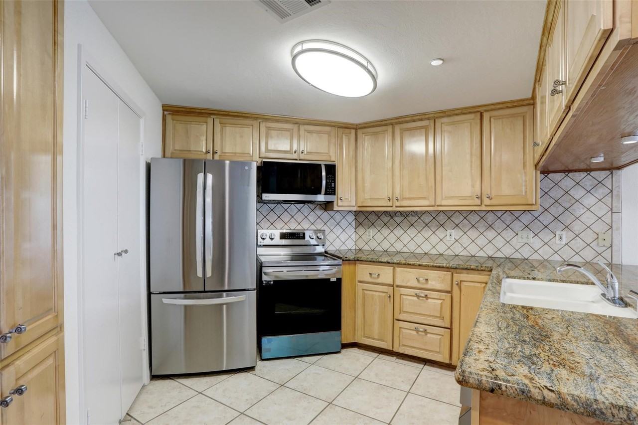 401 Lakeside Ln - Photo 4 of 16