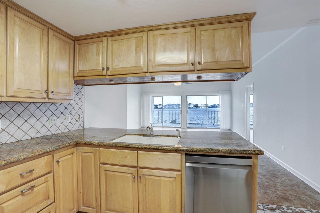 401 Lakeside Ln - Photo 5 of 16