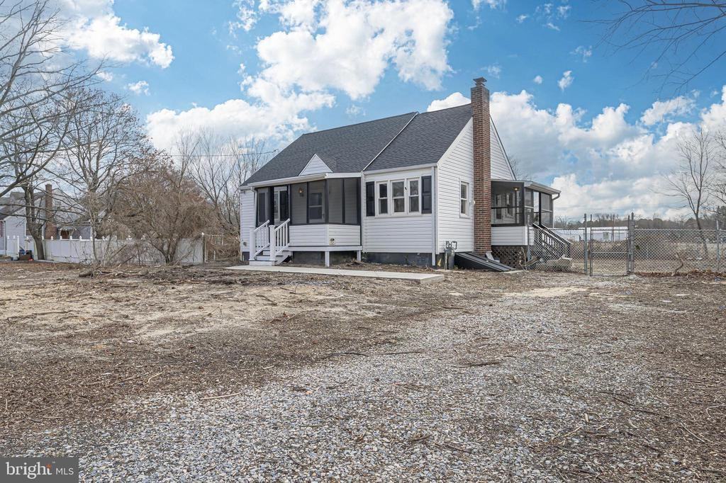 303 E Flower St - Photo 2 of 22