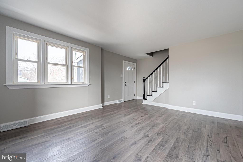 303 E Flower St - Photo 3 of 22