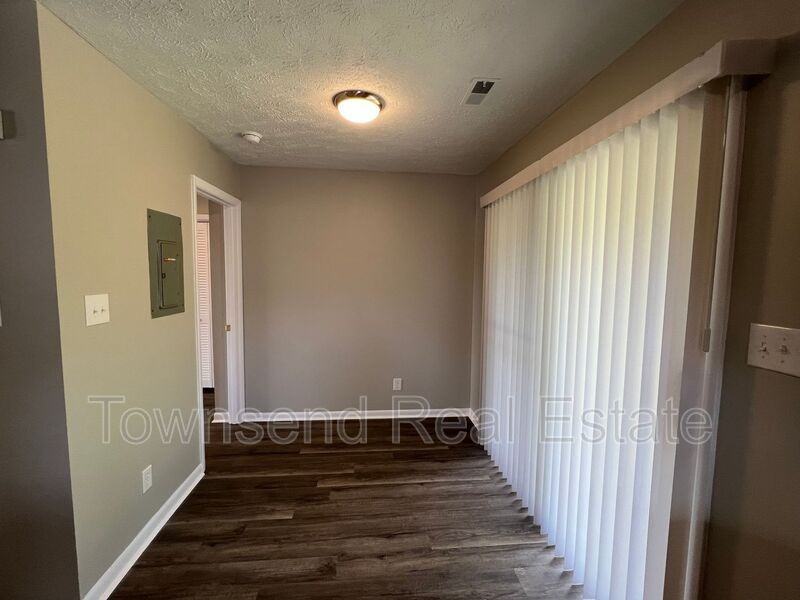 1437 Ireland Dr Apt C - Photo 3 of 10
