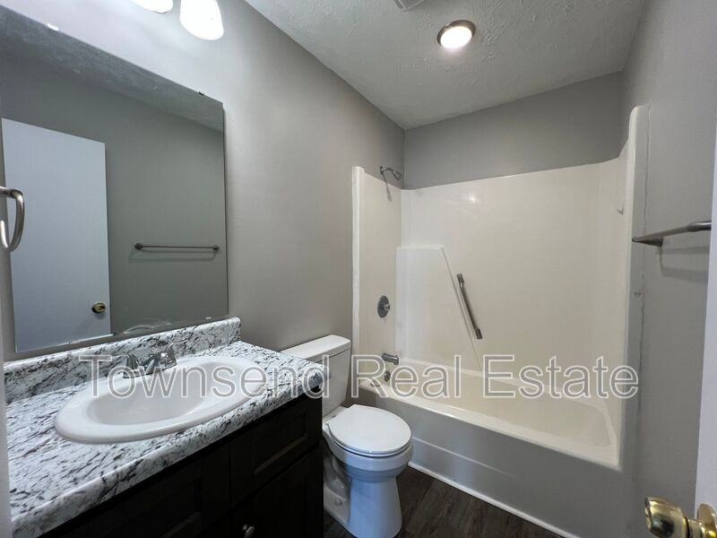1437 Ireland Dr Apt C - Photo 4 of 10