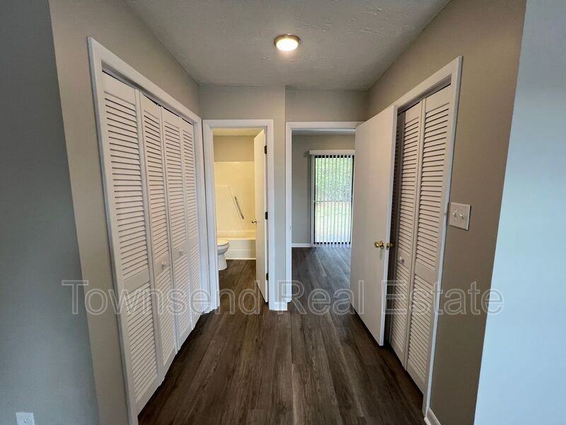 1437 Ireland Dr Apt C - Photo 5 of 10