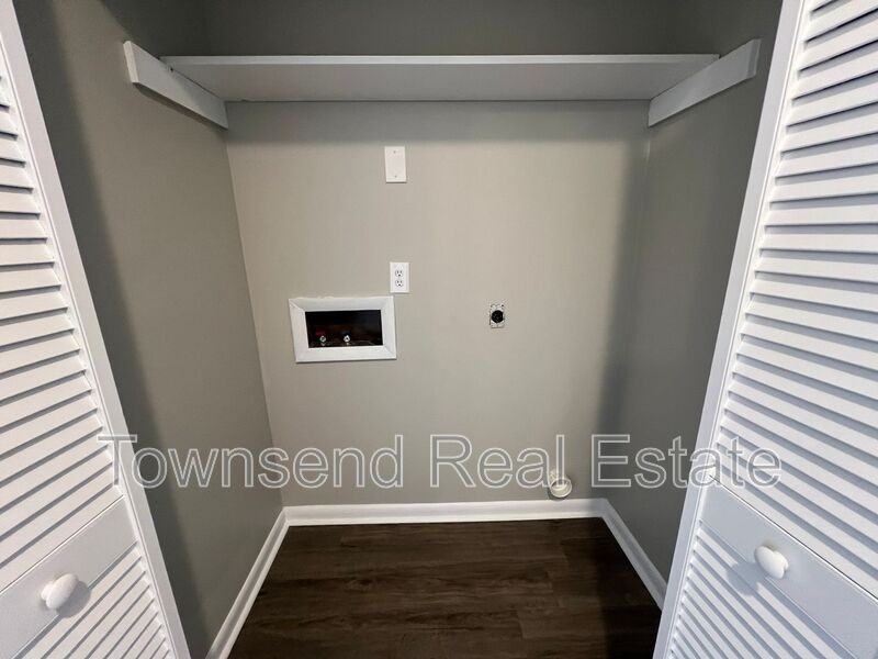 1437 Ireland Dr Apt C - Photo 7 of 10
