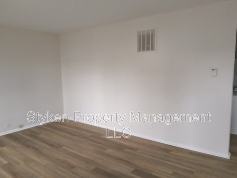 207 S Elm Ave - Photo 2 of 9