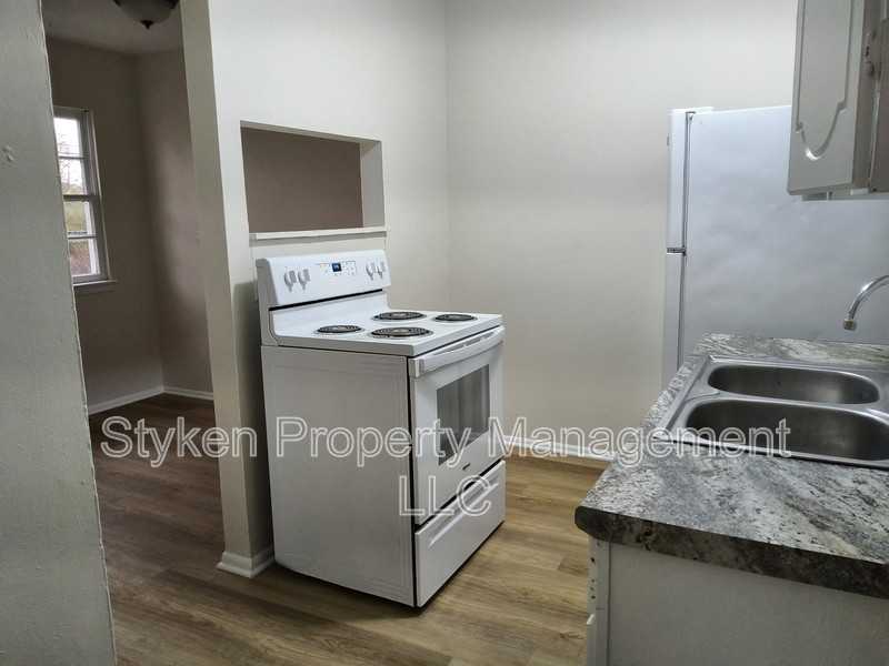 207 S Elm Ave - Photo 3 of 9