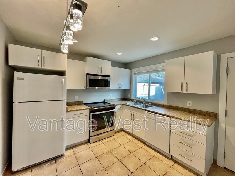 987 Clement Ave - Photo 2 of 22