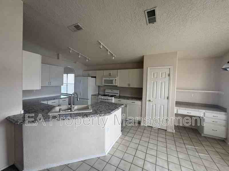 11606 Herman Roser Ave Se - Photo 6 of 26