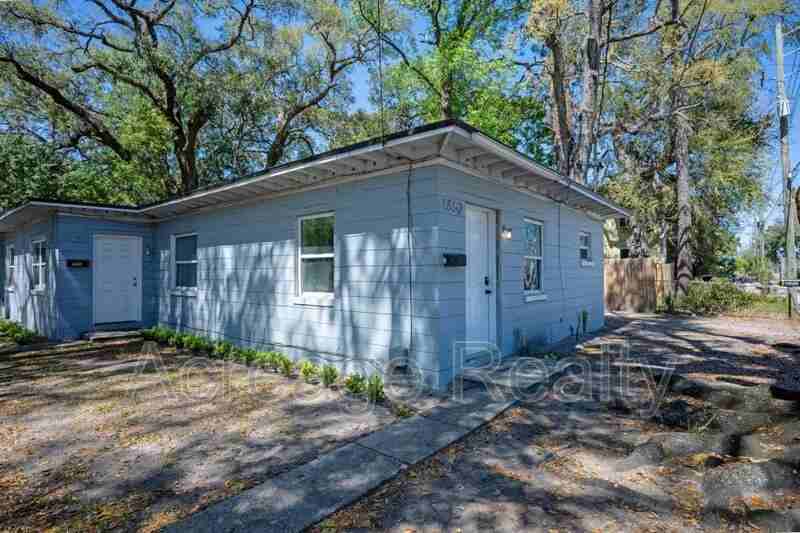 1652 N Myrtle Ave - Photo 2 of 20