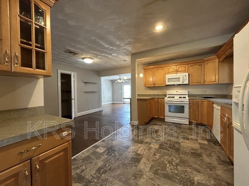 409 E Lorengo Ave - Photo 4 of 20