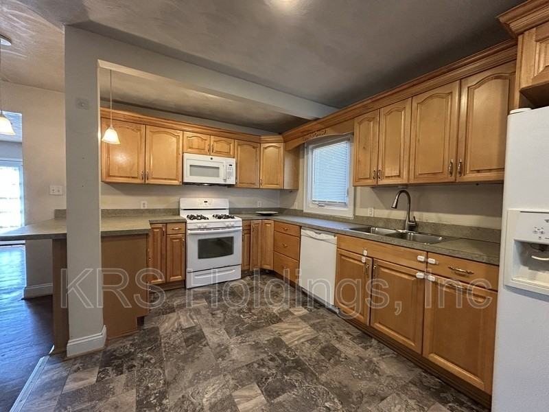 409 E Lorengo Ave - Photo 5 of 20