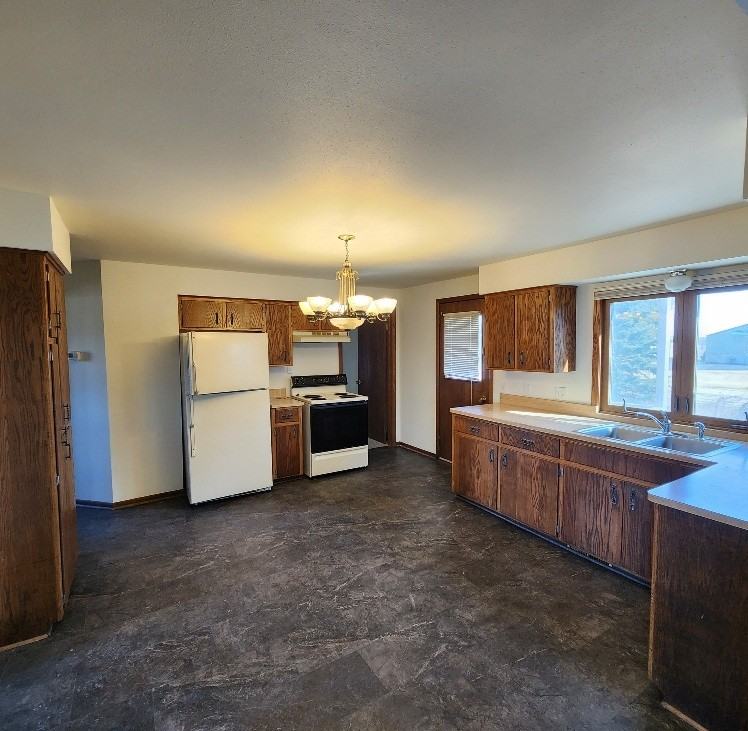 4727 Maple Rd - Photo 2 of 15