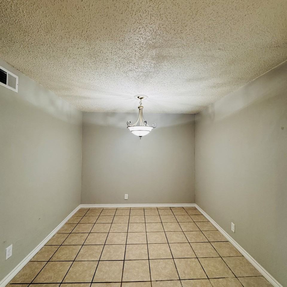 881 Ridgewood Dr - Photo 3 of 12