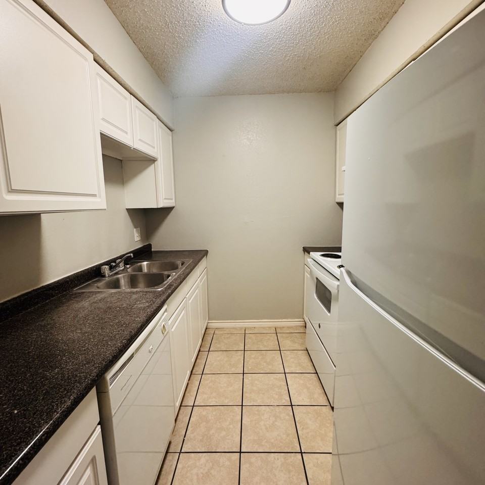 881 Ridgewood Dr - Photo 4 of 12