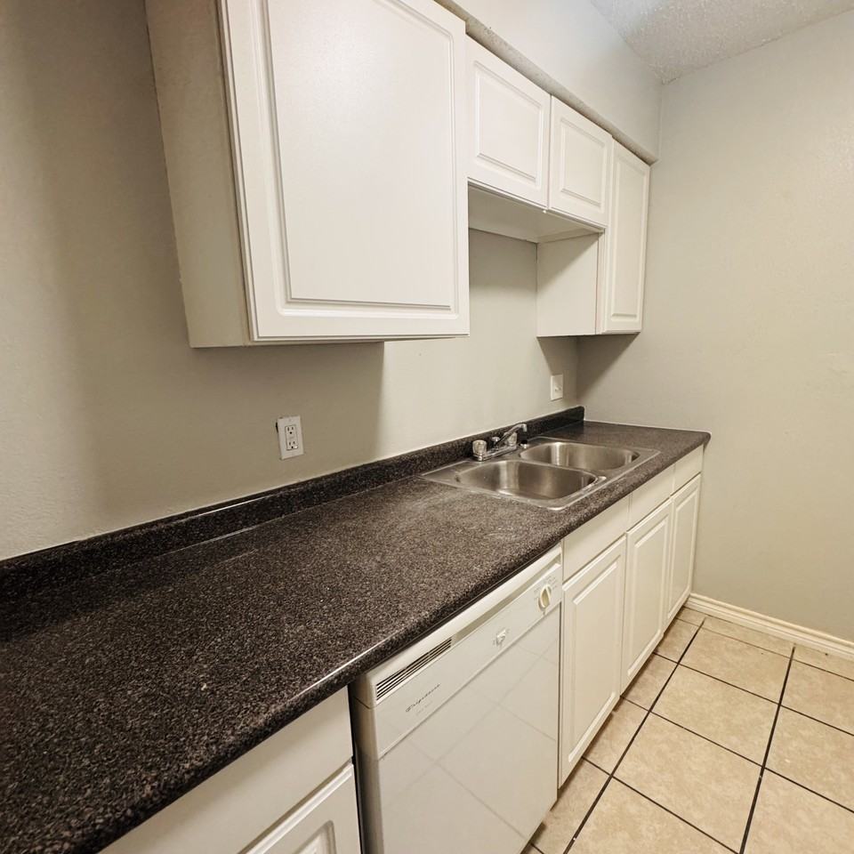 881 Ridgewood Dr - Photo 5 of 12