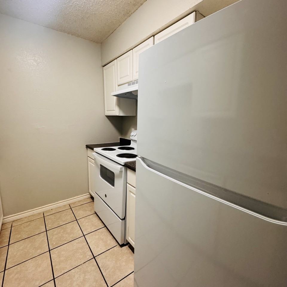 881 Ridgewood Dr - Photo 6 of 12