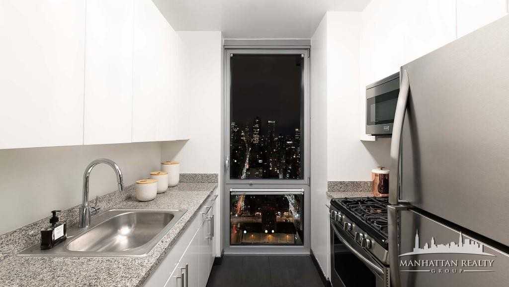 W 37th St #9I - Photo 2 of 11