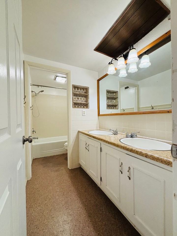 904 Brightwood Manor Dr #4 - Photo 4 of 17