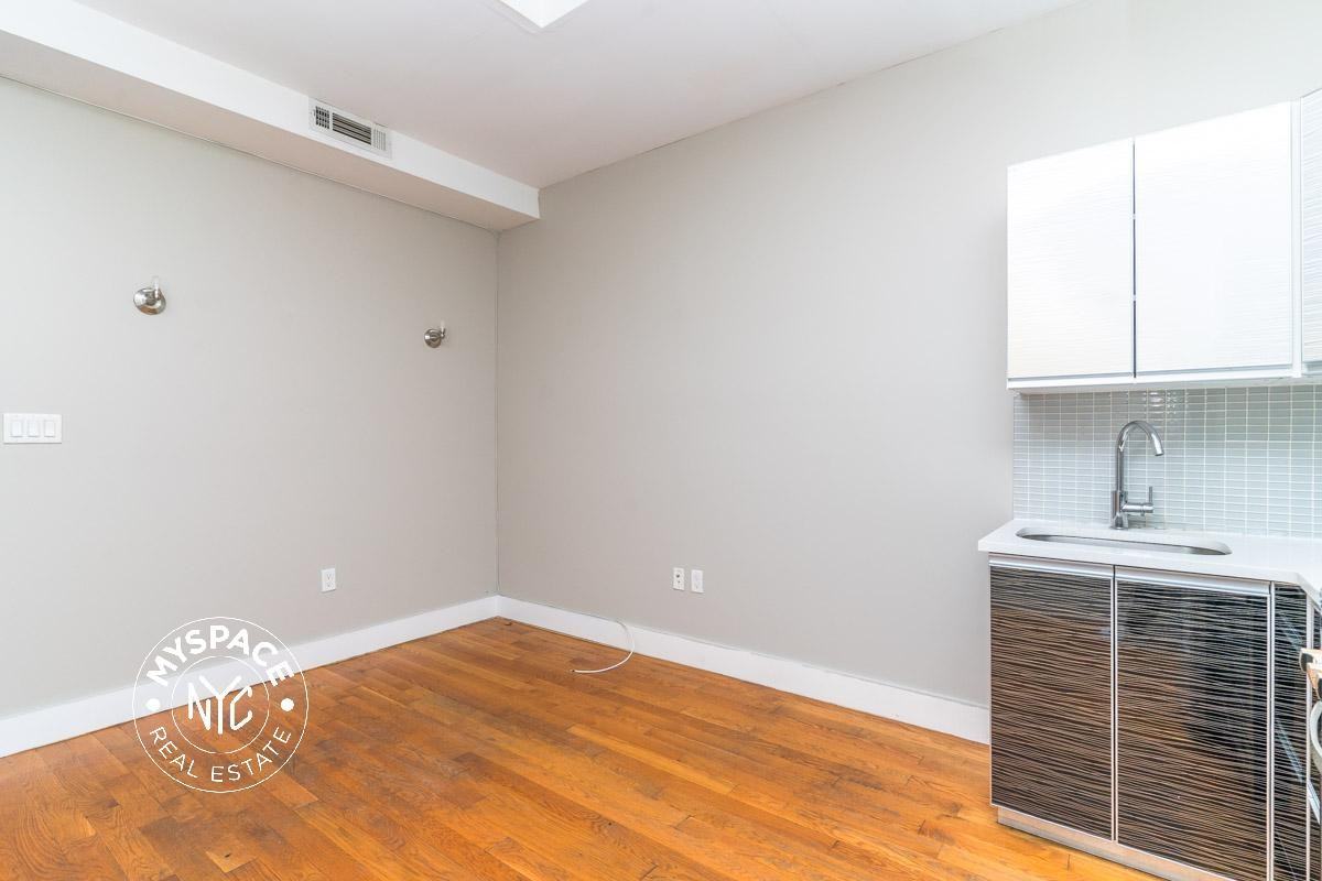 1100 Dekalb Ave #2R - Photo 2 of 9