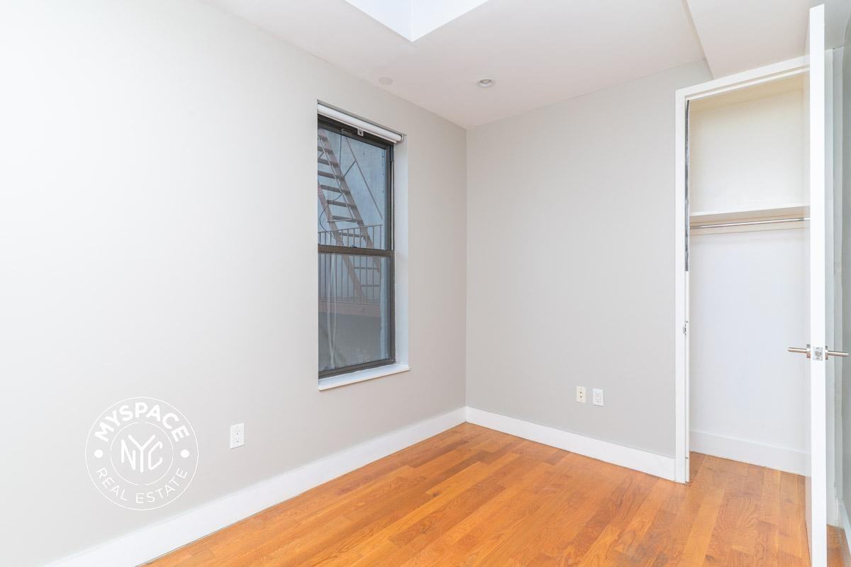 1100 Dekalb Ave #2R - Photo 3 of 9