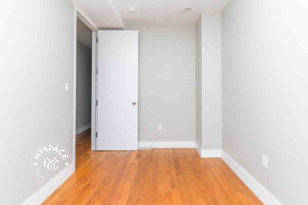 1100 Dekalb Ave #2R - Photo 4 of 9