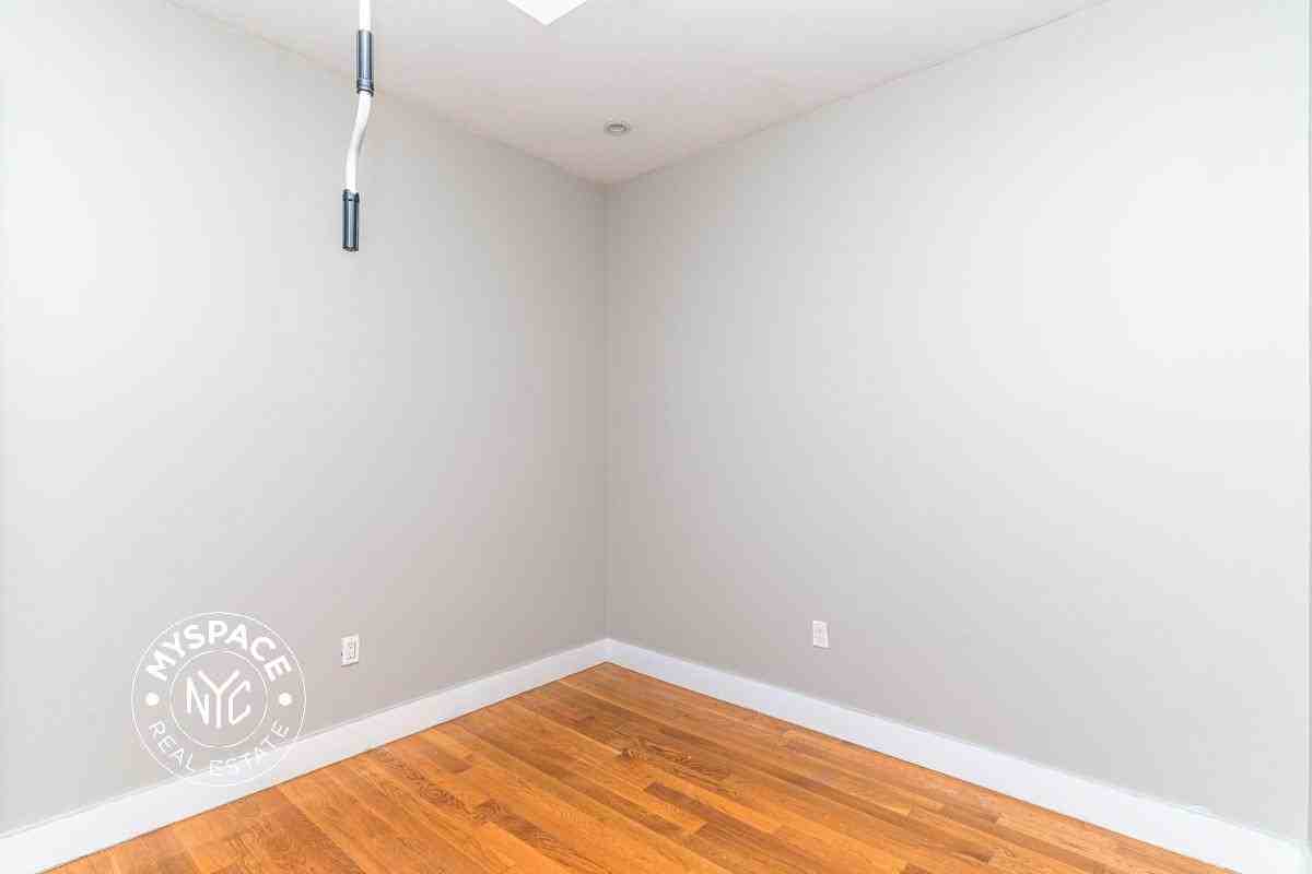 1100 Dekalb Ave #2R - Photo 7 of 9