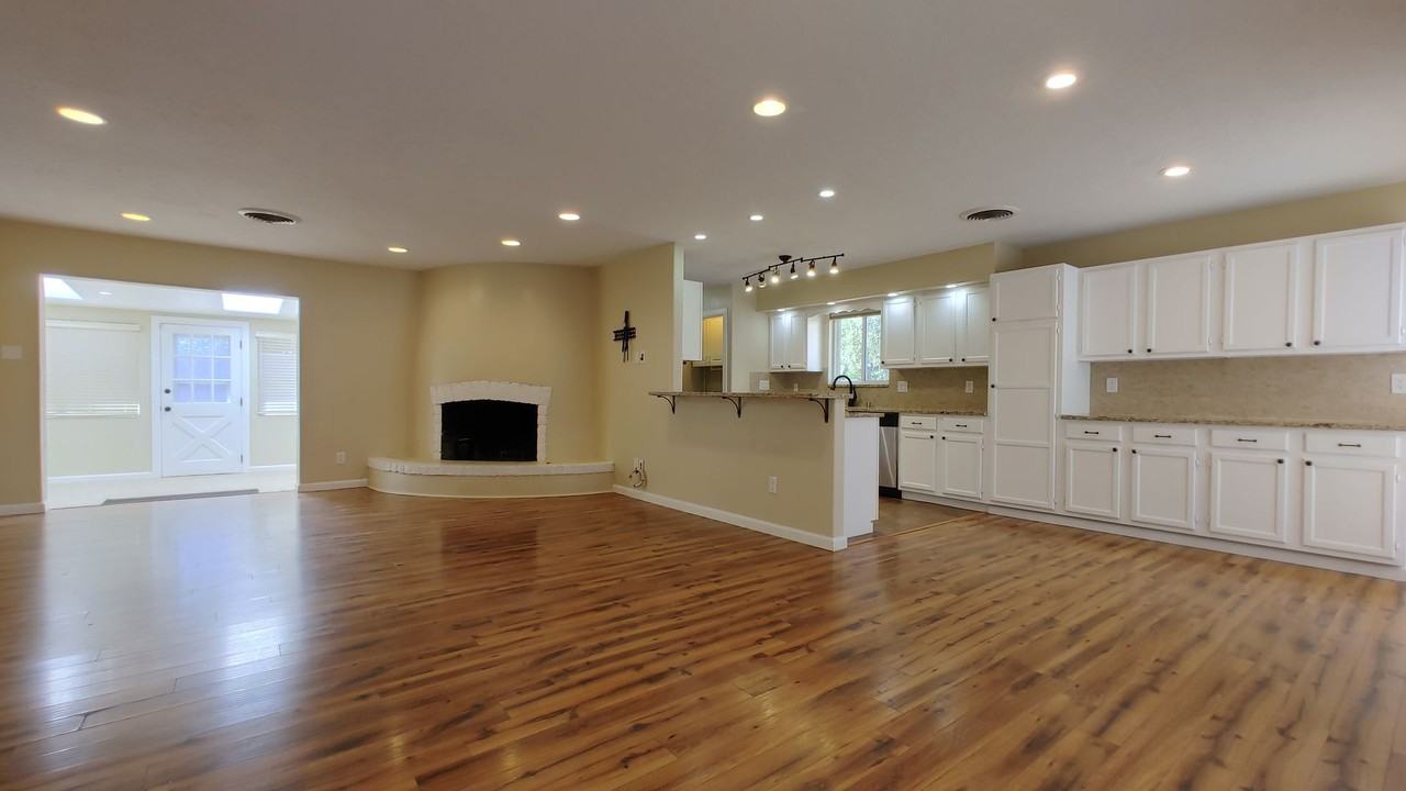 12408 View Ct Ne - Photo 3 of 15