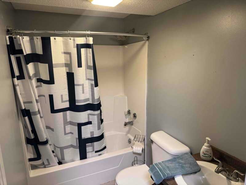 402 Maple Ct - Photo 3 of 9