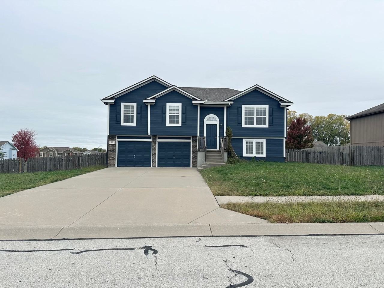 612 Fall Creek Dr - Photo 2 of 16